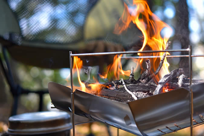 キャンプで焚火