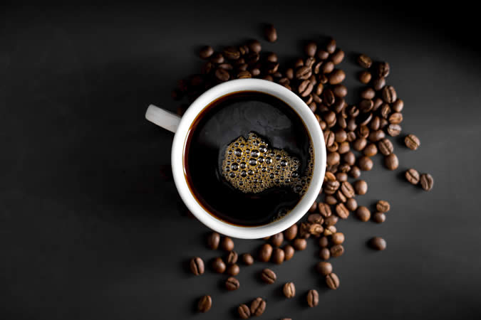 できる限りブラックコーヒーを飲む（ミルク・砂糖を入れない）