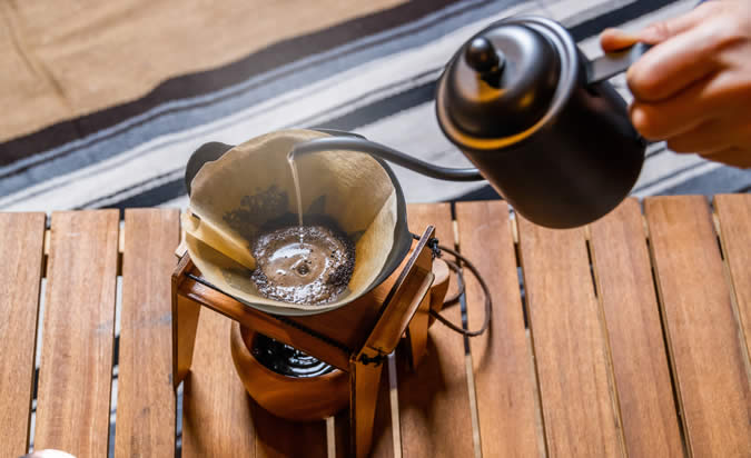 4.真ん中から全体的にお湯を注ぎ20秒ほど蒸らす