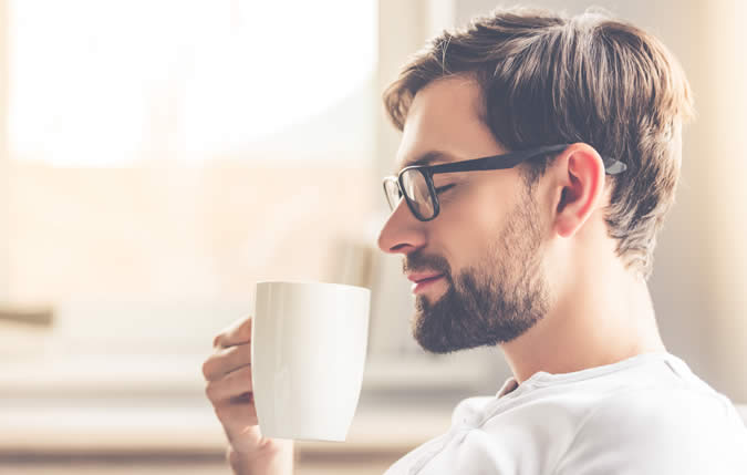 コーヒーの一滴一滴の色、香り、味を味わう