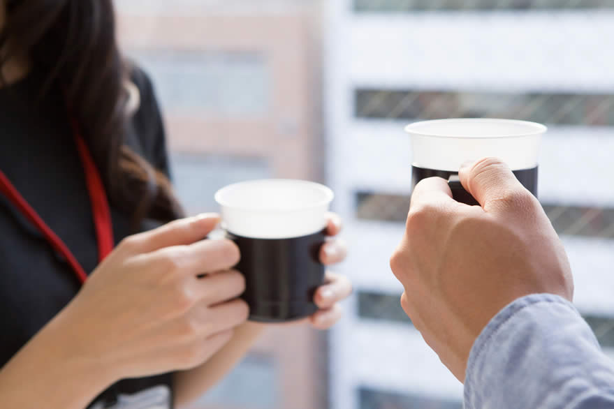 会社でブラックコーヒーを飲む先輩